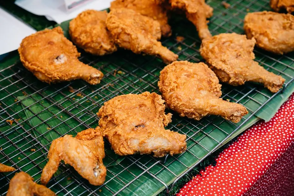 Pisang goreng tepung sederhana berwarna keemasan